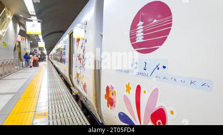 Osaka, Japan - März 28 2023: Hello Kitty Haruka Express der neue JR Kitty-Zug verbindet Besucher nach Japan zwischen Kansai Stockfoto