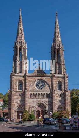 Obernai, Frankreich - 09 07 2023: Die Weinstraße. Blick außerhalb der Kirche der Heiligen Peter und Paul Stockfoto