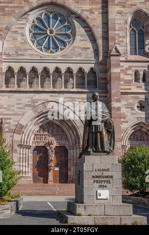 Obernai, Frankreich - 09 07 2023: Die Weinstraße. Blick außerhalb der Kirche der Heiligen Peter und Paul Stockfoto