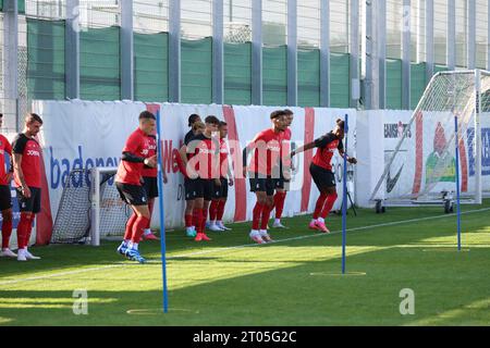 Freiburg, Deutschland. Oktober 2023. Freiburg, Deutschland 04. Oktober 2023: 1. BL - 2023/2024 - SC Freiburg Training im Bild: Trainingseinheit der Mannschaft Credit: dpa/Alamy Live News Stockfoto