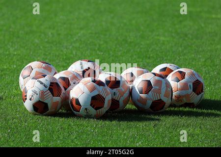 Freiburg, Deutschland. Oktober 2023. Freiburg, Deutschland 04. Oktober 2023: 1. BL - 2023/2024 - SC Freiburg Training im Bild: MOLTEN-Spielbälle für die Fussball-Europa-League auf dem Rasen beim Abschlusstraining. Quelle: dpa/Alamy Live News Stockfoto