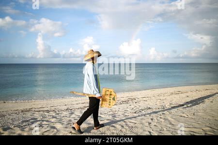 (231004) -- SANSHA, 4. Oktober 2023 (Xinhua) -- Huang Cheng patrouilliert auf der Beidao-Insel, Teil der Qilianyu-Inseln in Sansha, südchinesischer Provinz Hainan, 29. September 2023. Huang Cheng, Direktor der Gemeinde Beidao Island, patrouilliert täglich auf der Insel, um Meeresschildkröten und ihre Eier zu schützen. Neben dem Schildkrötenschutz muss Huang auch Meeresschadstoffe sammeln und die Umwelt auf der Insel wiederherstellen. „Meeresschildkröten reagieren sehr empfindlich auf Umweltveränderungen, die ihr Leben und ihr Schlüpfen beeinflussen“, sagte er. Huang Cheng folgte den Fußstapfen seines Vaters Huang Hongbo. Zurück i Stockfoto