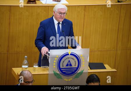 Praia, Kap Verde. Oktober 2023. Bundespräsident Frank-Walter Steinmeier spricht vor der Sitzung der Nationalversammlung von Kap Verde. Bundespräsident Frank-Walter Steinmeier ist zu einem zweitägigen Staatsbesuch in der Republik Kap Verde (Cabo Verde). Quelle: Bernd von Jutrczenka/dpa/Alamy Live News Stockfoto