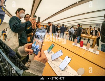 Besucher des Apple Stores im World Trade Center von New York am Sonntag, den 24. September 2023, stöbern in den verschiedenen Versionen des kürzlich veröffentlichten iPhone 15. (© Richard B. Levine) Stockfoto