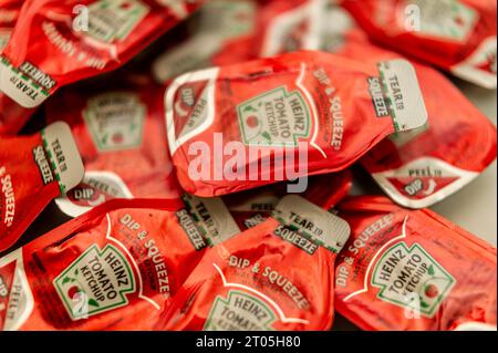 Einzelpackungen Kraft Heinz Ketchup in New York am Dienstag, 26. September 2023. (© Richard B. Levine) Stockfoto