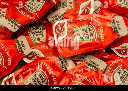 Einzelpackungen Kraft Heinz Ketchup in New York am Dienstag, 26. September 2023. (© Richard B. Levine) Stockfoto