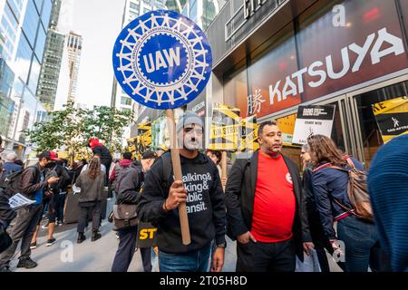 Mitglieder von sag-AFTRA und andere gewerkschaftsbefürworter, darunter die United Auto Workers (UAW), streiten am Mittwoch, den 27. September 2023, vor den HBO/Amazon-Büros im Viertel Hudson Yards in New York. (© Richard B. Levine) Stockfoto