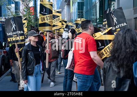 Mitglieder von sag-AFTRA und andere gewerkschaftsbefürworter, darunter die United Auto Workers (UAW), streiten am Mittwoch, den 27. September 2023, vor den HBO/Amazon-Büros im Viertel Hudson Yards in New York. (© Richard B. Levine) Stockfoto