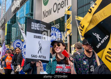 Mitglieder von sag-AFTRA und andere gewerkschaftsbefürworter, darunter die United Auto Workers (UAW), streiten am Mittwoch, den 27. September 2023, vor den HBO/Amazon-Büros im Viertel Hudson Yards in New York. (© Richard B. Levine) Stockfoto