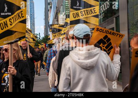 Mitglieder von sag-AFTRA und andere gewerkschaftsbefürworter, darunter die United Auto Workers (UAW), streiten am Mittwoch, den 27. September 2023, vor den HBO/Amazon-Büros im Viertel Hudson Yards in New York. (© Richard B. Levine) Stockfoto