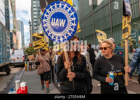 Mitglieder von sag-AFTRA und andere gewerkschaftsbefürworter, darunter die United Auto Workers (UAW), streiten am Mittwoch, den 27. September 2023, vor den HBO/Amazon-Büros im Viertel Hudson Yards in New York. (© Richard B. Levine) Stockfoto