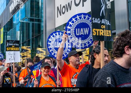 Mitglieder von sag-AFTRA und andere gewerkschaftsbefürworter, darunter die United Auto Workers (UAW), streiten am Mittwoch, den 27. September 2023, vor den HBO/Amazon-Büros im Viertel Hudson Yards in New York. (© Richard B. Levine) Stockfoto