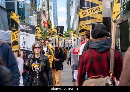 Mitglieder von sag-AFTRA und andere gewerkschaftsbefürworter, darunter die United Auto Workers (UAW), streiten am Mittwoch, den 27. September 2023, vor den HBO/Amazon-Büros im Viertel Hudson Yards in New York. (© Richard B. Levine) Stockfoto