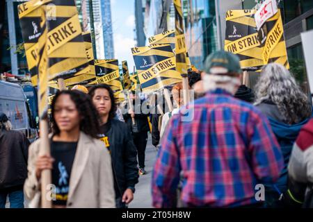 Mitglieder von sag-AFTRA und andere gewerkschaftsbefürworter, darunter die United Auto Workers (UAW), streiten am Mittwoch, den 27. September 2023, vor den HBO/Amazon-Büros im Viertel Hudson Yards in New York. (© Richard B. Levine) Stockfoto