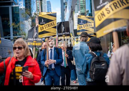 Mitglieder von sag-AFTRA und andere gewerkschaftsbefürworter, darunter die United Auto Workers (UAW), streiten am Mittwoch, den 27. September 2023, vor den HBO/Amazon-Büros im Viertel Hudson Yards in New York. (© Richard B. Levine) Stockfoto