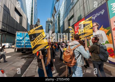 Mitglieder von sag-AFTRA und andere gewerkschaftsbefürworter, darunter die United Auto Workers (UAW), streiten am Mittwoch, den 27. September 2023, vor den HBO/Amazon-Büros im Viertel Hudson Yards in New York. (© Richard B. Levine) Stockfoto