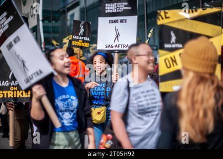 Mitglieder von sag-AFTRA und andere gewerkschaftsbefürworter, darunter die United Auto Workers (UAW), streiten am Mittwoch, den 27. September 2023, vor den HBO/Amazon-Büros im Viertel Hudson Yards in New York. (© Richard B. Levine) Stockfoto