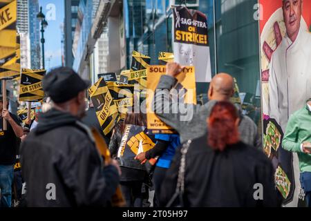Mitglieder von sag-AFTRA und andere gewerkschaftsbefürworter, darunter die United Auto Workers (UAW), streiten am Mittwoch, den 27. September 2023, vor den HBO/Amazon-Büros im Viertel Hudson Yards in New York. (© Richard B. Levine) Stockfoto