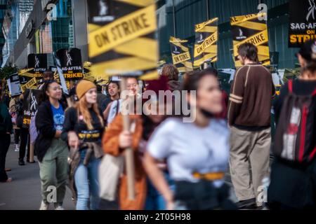 Mitglieder von sag-AFTRA und andere gewerkschaftsbefürworter, darunter die United Auto Workers (UAW), streiten am Mittwoch, den 27. September 2023, vor den HBO/Amazon-Büros im Viertel Hudson Yards in New York. (© Richard B. Levine) Stockfoto