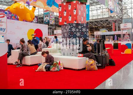 118. North American International Toy Fair im Jacob Javits Convention Center in New York am Samstag, 30. September 2023. Die viertägige Messe mit über 1000 Ausstellern wurde in den Herbst dieses Jahres verschoben, und einige Aussteller sind nicht anwesend, darunter Mattel und MGA Entertainment. (© Richard B. Levine) Stockfoto