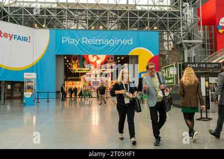 118. North American International Toy Fair im Jacob Javits Convention Center in New York am Samstag, 30. September 2023. Die viertägige Messe mit über 1000 Ausstellern wurde in den Herbst dieses Jahres verschoben, und einige Aussteller sind nicht anwesend, darunter Mattel und MGA Entertainment. (© Richard B. Levine) Stockfoto