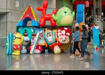 118. North American International Toy Fair im Jacob Javits Convention Center in New York am Samstag, 30. September 2023. Die viertägige Messe mit über 1000 Ausstellern wurde in den Herbst dieses Jahres verschoben, und einige Aussteller sind nicht anwesend, darunter Mattel und MGA Entertainment. (© Richard B. Levine) Stockfoto