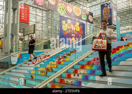 118. North American International Toy Fair im Jacob Javits Convention Center in New York am Samstag, 30. September 2023. Die viertägige Messe mit über 1000 Ausstellern wurde in den Herbst dieses Jahres verschoben, und einige Aussteller sind nicht anwesend, darunter Mattel und MGA Entertainment. (© Richard B. Levine) Stockfoto