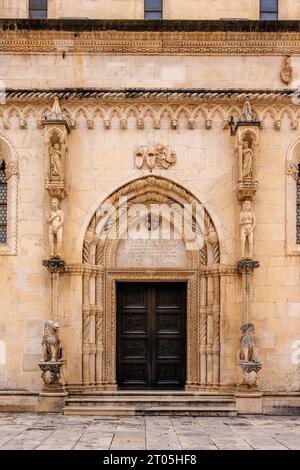 Der kunstvoll geschnitzte Bogengang des Löwenportals der sibenik-Kathedrale mit Statuen der Löwen adam und Eve sowie St. peter und St. james Stockfoto