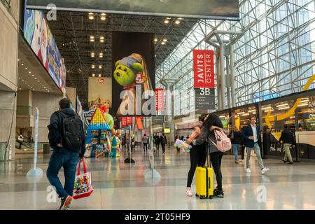 118. North American International Toy Fair im Jacob Javits Convention Center in New York am Samstag, 30. September 2023. Die viertägige Messe mit über 1000 Ausstellern wurde in den Herbst dieses Jahres verschoben, und einige Aussteller sind nicht anwesend, darunter Mattel und MGA Entertainment. (© Richard B. Levine) Stockfoto