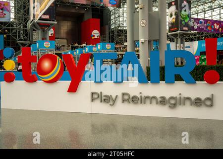 118. North American International Toy Fair im Jacob Javits Convention Center in New York am Samstag, 30. September 2023. Die viertägige Messe mit über 1000 Ausstellern wurde in den Herbst dieses Jahres verschoben, und einige Aussteller sind nicht anwesend, darunter Mattel und MGA Entertainment. (© Richard B. Levine) Stockfoto