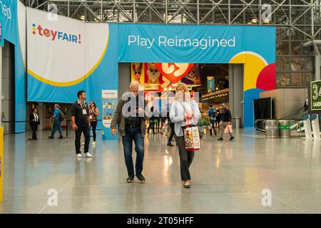 118. North American International Toy Fair im Jacob Javits Convention Center in New York am Samstag, 30. September 2023. Die viertägige Messe mit über 1000 Ausstellern wurde in den Herbst dieses Jahres verschoben, und einige Aussteller sind nicht anwesend, darunter Mattel und MGA Entertainment. (© Richard B. Levine) Stockfoto