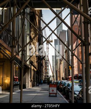 Bau in der Billionaire’s Row, einer Sammlung von übergroßen Residenzen für die Überreichen, die meist in der West 57th Street in New York am Sonntag, 1. Oktober 2023, untergebracht sind. (© Richard B. Levine) Stockfoto