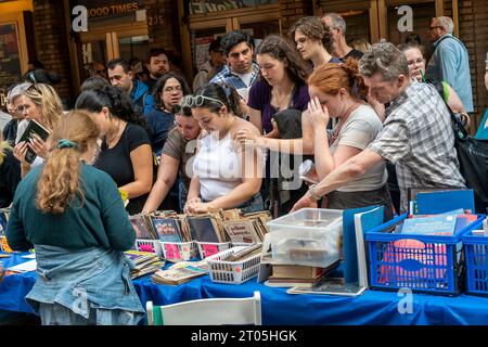 Tausende von Fans des Broadway besuchen den Broadway Flea Market & Grand Auction in New York, um am Sonntag, den 1. Oktober 2023, Erinnerungsstücke von Vintage Playbills bis zu einzigartigen Requisiten von Broadway Shows in New York zu kaufen. Über 50 Tische von Broadway-Shows und theaterbezogenen Institutionen und Unternehmen besetzen die Straßen rund um die Shubert Alley und bieten ihre Broadway-Produkte und Autogramme an. Die Messe ist eine Spendenaktion für die gemeinnützige Organisation Broadway Cares/Equity Fights AIDS. (© Richard B. Levine) Stockfoto