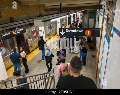 Wochenendfahrer an der West 116th Street Station am IRT in der New Yorker U-Bahn am Sonntag, 1. Oktober 2023. (© Richard B. Levine) Stockfoto