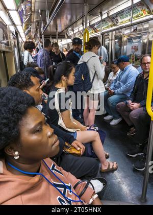 Wochenendfahrt in der New Yorker U-Bahn am Sonntag, 1. Oktober 2023. (© Richard B. Levine) Stockfoto