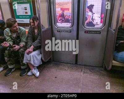 Wochenendfahrt in der New Yorker U-Bahn am Sonntag, 1. Oktober 2023. (© Richard B. Levine) Stockfoto