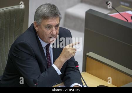 Brüssel, Belgien Oktober 2023. Flämischer Ministerpräsident Jan Jambon, Bild auf einer Plenartagung des flämischen Parlaments in Brüssel am Mittwoch, den 4. Oktober 2023. BELGA FOTO NICOLAS MAETERLINCK Credit: Belga News Agency/Alamy Live News Stockfoto