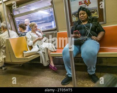 An Wochentagen in der New Yorker U-Bahn am Dienstag, 4. Oktober 2023. (© Richard B. Levine) Stockfoto