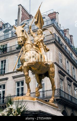 PARIS, FRANKREICH - 12. MAI 2015: Das ist die Statue von Jeanne d'Arc auf dem Pyramidenplatz. Stockfoto