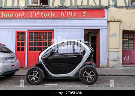 ROUEN, FRANKREICH - 31. AUGUST 2019: Der Renault Twizy ist ein batteriebetriebener 2-Sitzer-Elektrowagen, der von Renault auf der alten Straße entwickelt und vermarktet wird. Stockfoto