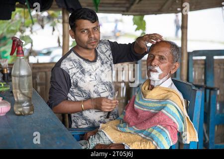 Friseur rasiert ein Gesicht des Kunden, Friseur Shop, Assam, Nordosten Indiens Stockfoto