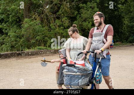 Kenilworth England 29. Juli 2023 das Ritterturnier der Burg Kenilworth trifft auf die Öffentlichkeit, wenn sie vor dem Turnier teilnehmen Stockfoto
