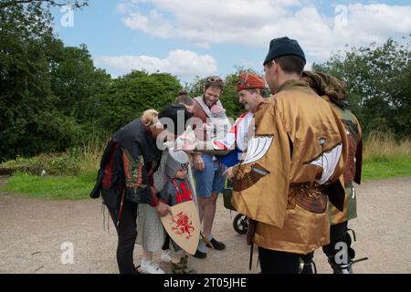 Kenilworth England 29. Juli 2023 das Ritterturnier der Burg Kenilworth trifft auf die Öffentlichkeit, wenn sie vor dem Turnier teilnehmen Stockfoto
