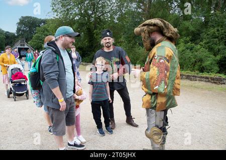 Kenilworth England 29. Juli 2023 das Ritterturnier der Burg Kenilworth trifft auf die Öffentlichkeit, wenn sie vor dem Turnier teilnehmen Stockfoto