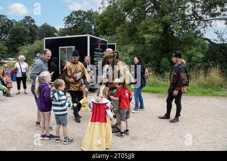 Kenilworth England 29. Juli 2023 das Ritterturnier der Burg Kenilworth trifft auf die Öffentlichkeit, wenn sie vor dem Turnier teilnehmen Stockfoto