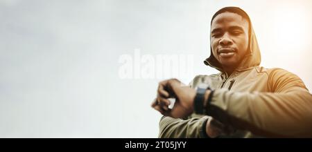 Black man, Smart Watch und Monitor für Fitness, Training oder Trainingsplan mit Bokeh für Personal Trainer. Athlet, Person und Stoppuhr oder Timer Stockfoto