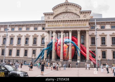 Barcelona, Spanien. 2023.10.02. "El Cor Secret" von Jaume Plensa an der Medizinischen Fakultät - Krankenhaus Clínic von Barcelona. Stockfoto