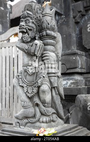 Eine Statue in einem Tempel oder Schrein in Bali, Indonesien Stockfoto