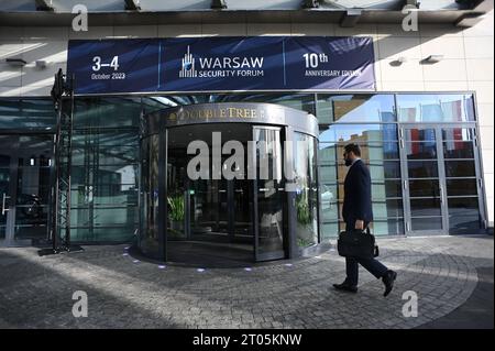 Warschau, Polen. Oktober 2023. Warschau (Polen), 03.10.23, Gast des Warschauer Sicherheitsforums in der Nähe des Eingangs Doubletree by Hilton Hotel and Conference Centre Warschau (Foto: Aleksy Witwicki/SIPA USA) Credit: SIPA USA/Alamy Live News Stockfoto