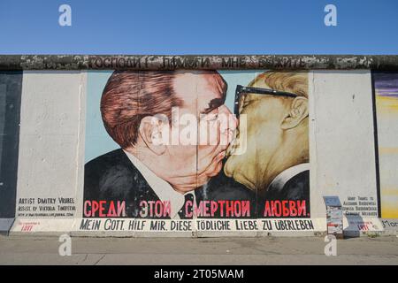 Bruderkußgemälde von Dmitri Wrubel, East Side Gallery, Mühlenstraße, Friedrichshain, Berlin, Deutschland *** Lokale Bildunterschrift ***, Berlin, Deutschland Stockfoto